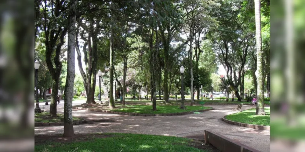 Praça Ponto Azul fica na área central de Ponta Grossa