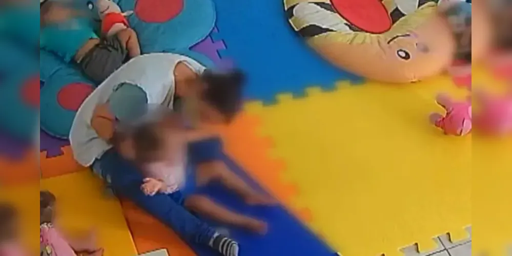 Repercutiu e causou revolta na internet, o vídeo que mostra um bebê de 1 ano e 10 meses sendo agredido por uma professora em uma escola.
