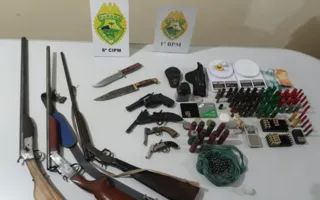 Armas, drogas, munições, entre outros, foram apreendidos pelos policiais