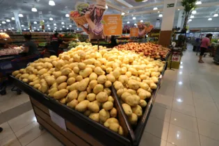 Entre os produtos que tiveram a maior elevação de preço, se destaca a batata, com aumento de 73,8% em março