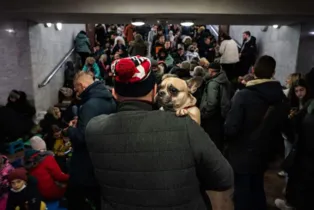 Um total de 1.665 pessoas foram retiradas, nas últimas horas, da cidade sitiada de Mariupol. Saída foi possível através de corredores humanitários