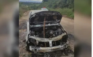 Imagem ilustrativa da imagem Carro roubado em Curitiba é encontrado carbonizado em PG