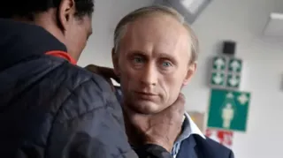 No último final de semana, a estátua de cera de Putin foi danificada por visitantes.