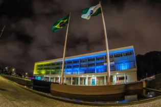 Sede do Palácio Iguaçu com as cores da Ucrânia