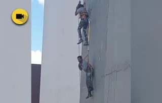 Vídeos encaminhados ao Portal aRede mostram os dois trabalhadores segurando-se em cordas para não despencar