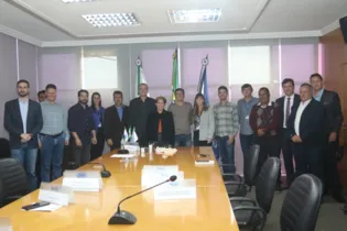 Lideranças do Poder Executivo e Legislativo de Ponta Grossa, junto de representantes do Sebrae.