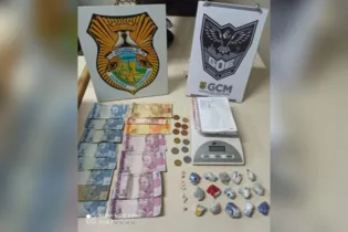 Os objetos, entorpecentes e o dinheiro foram apreendidos e encaminhados para a 13ª Subdivisão Policial.