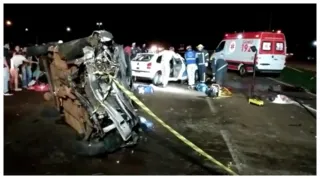 A colisão frontal foi tão violenta, que ambos os automóveis ficaram totalmente destruídos.
