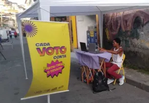 Bancas de voluntários para a campanha Cada Voto Conta.