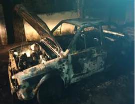 Por volta das 4h o veículo foi localizado totalmente incendiado na região da Vila Palmeirinha.