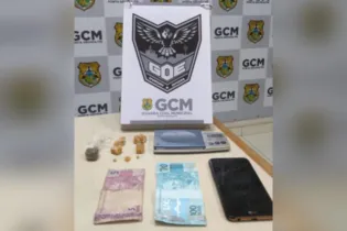 Foram encontradas sete pedras de crack, um invólucro de maconha, uma balança de precisão, dinheiro e um celular