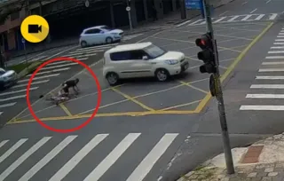 O rapaz foi atropelado após furtar um celular no centro de Curitiba.
