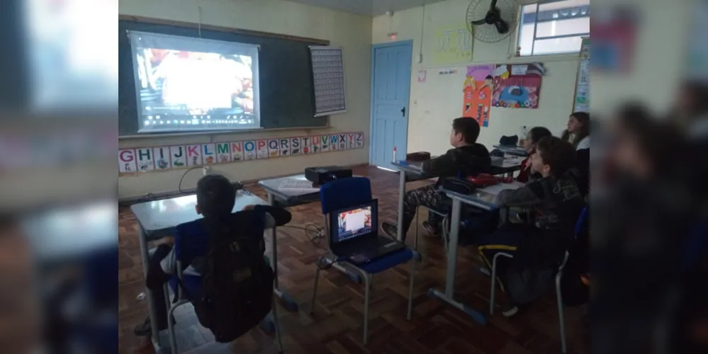 Alunos assistiram videoaulas e compartilharam conhecimento com colegas da escola