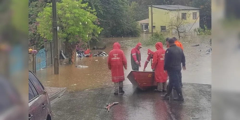 Chuvas registradas na quinta-feira causaram transtornos à população de Ponta Grossa