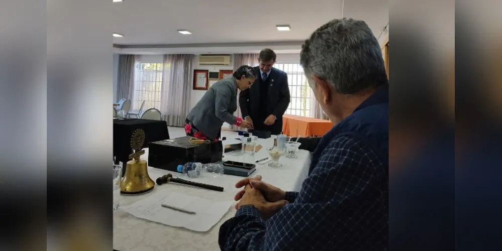 Na ocasião, Mariane Ferreira – Governadora do Rotary Internacional conduziu palavras de gratidão, realizou a entrega de uma peça de cristal e um distintivo  lapela de Doador Extraordinário a José Eli.