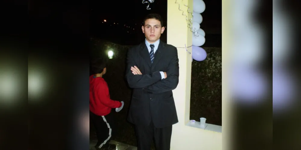 Trata-se de André Antunes Batista, de 29 anos. Segundo informações da Polícia Militar, o jovem tinha 5 mandados de prisão em aberto contra ele.
