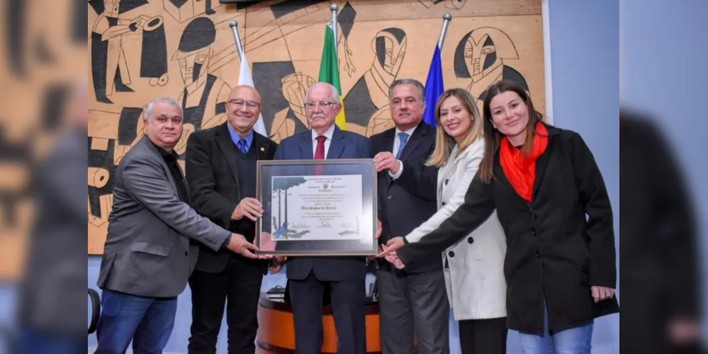 O ex-prefeito Otto Santos Cunha recebeu o título de Cidadão Benemérito do Paraná nesta segunda-feira (13).
