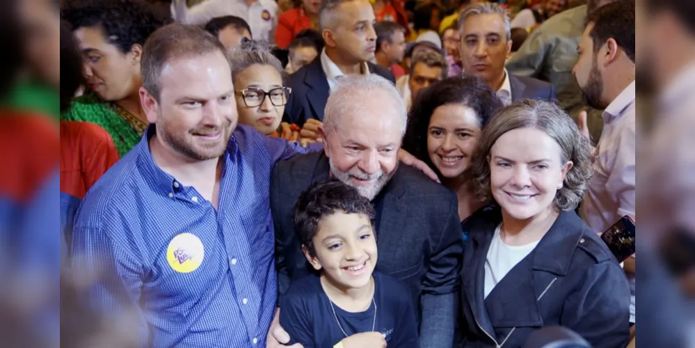 Vereador Guilherme Mazer ( PSOL)  ao lado de Lula e a deputada federal Gleisi Hoffmann (PT)
