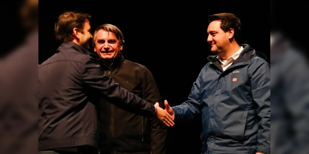 À esquerda o presidente do país, Jair Bolsonaro (PL), e à direita o governador Ratinho Junior (PSD).