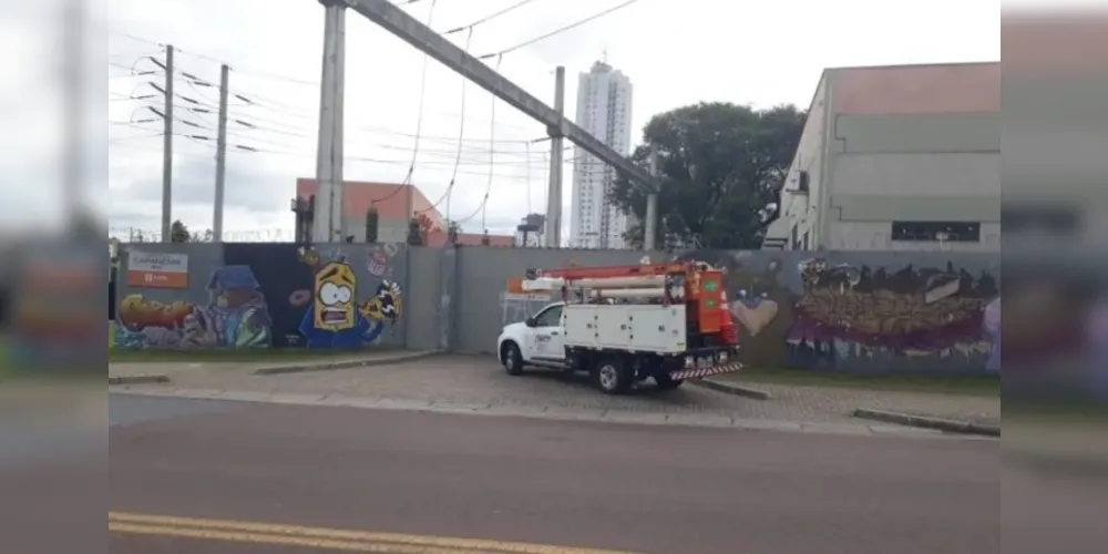 Descarga elétrica aconteceu no final da manhã deste domingo (15), em Curitiba