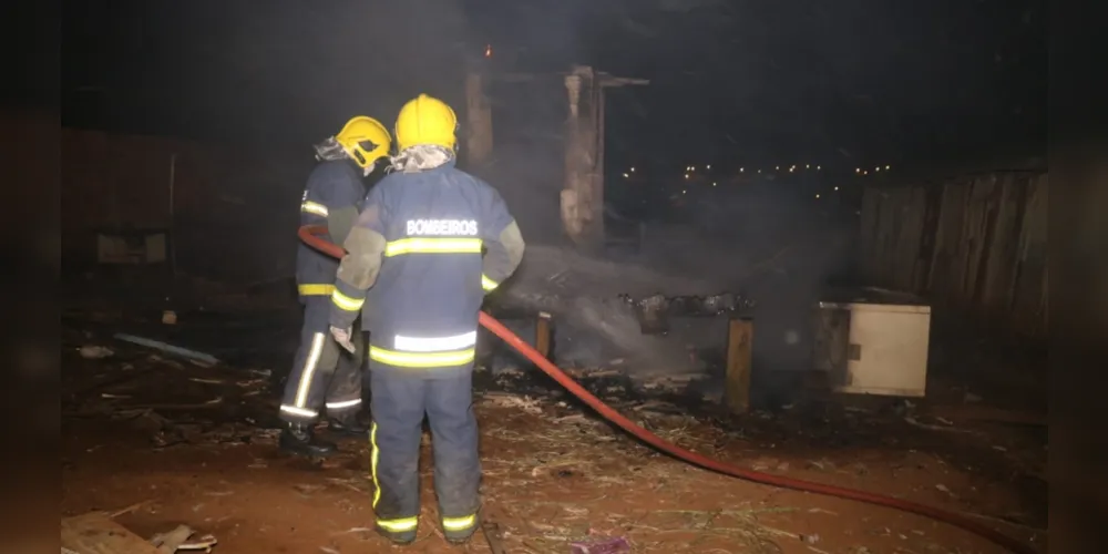 Incêndio foi registrado na noite desta terça-feira (24) na vila Neri.