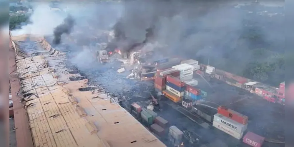 Densa fumaça sobe de uma região portuária atingida pelo incêndio