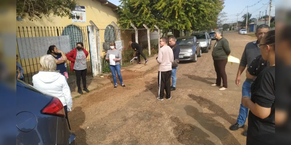 Moradores do bairro reunidos em frente à sede do Centro do Idoso do Cará-Cará.