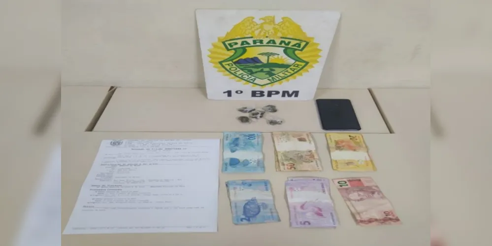 Policia apreendeu cinco buchas de substância análoga a maconha e mais de R$ 1 mil em dinheiro 'trocado'
