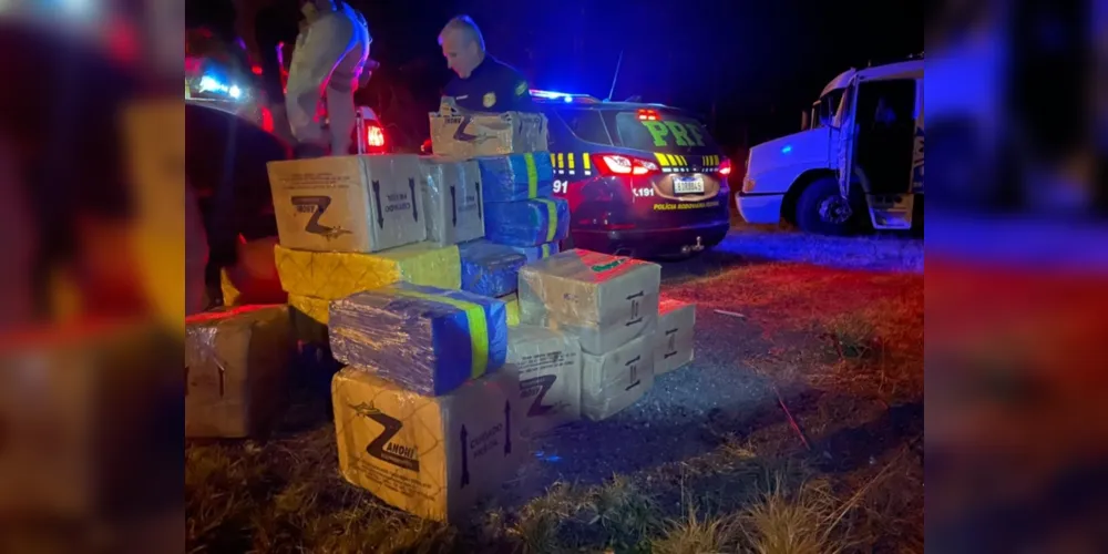 Durante fiscalização de rotina, a equipe abordou um caminhão Mercedes Benz com uma tonelada da droga