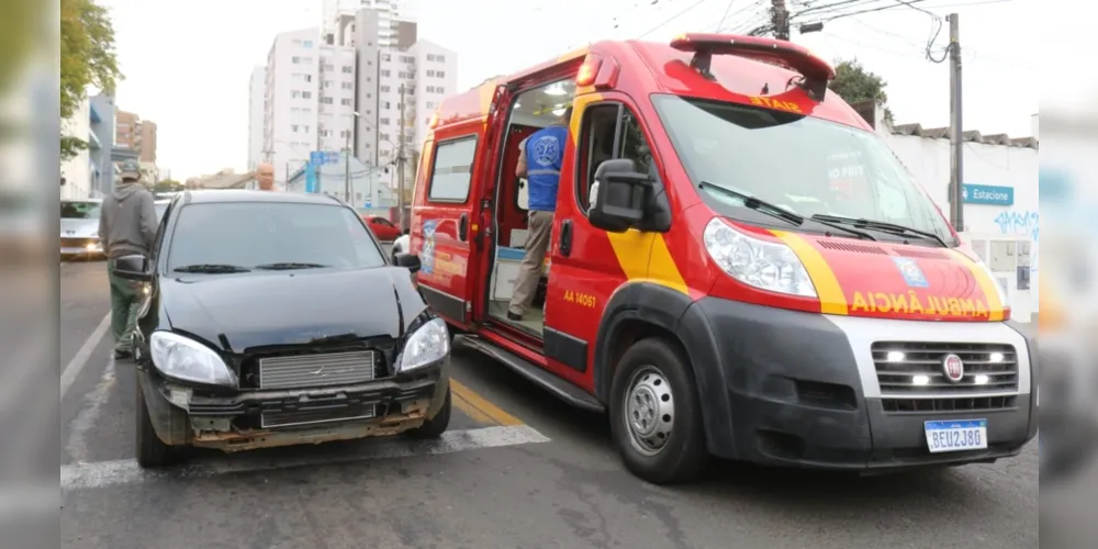 Acidente ocorreu nesta sexta-feira (8), na esquina entre a rua Penteado de Almeida e a Avenida Bonifácio Vilela