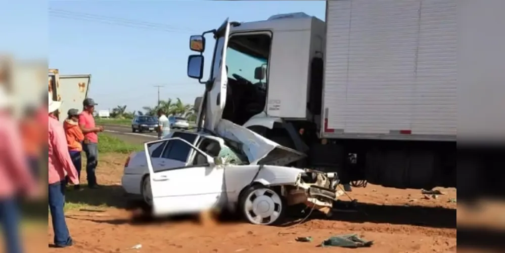 Acidente foi na manhã deste domingo (03), na PR-323; um caminhão bateu de frente com o veículo da família