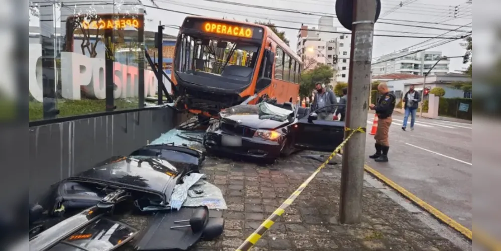 Acidente ocorreu em Curitiba, no final da madrugada deste domingo