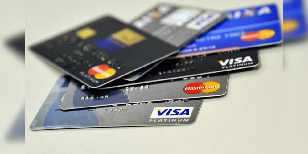 As dívidas no cartão de crédito representam a maior fatia do endividamento, com 86,6% do total de famílias relatando este tipo de dívida.