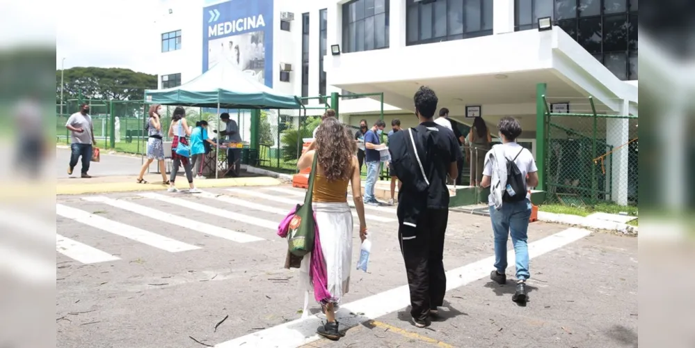 Segundo o Ministério da Saúde, foram aplicadas 418,8 milhões de doses de vacina contra covid-19  no Brasil