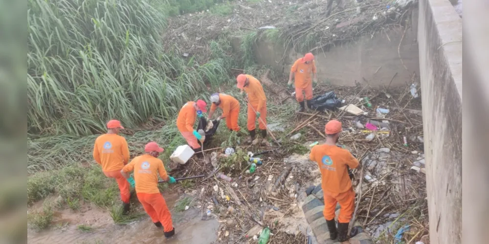 Equipe da Prefeitura Municipal retira resíduos descartados irregularmente em arroio da cidade.