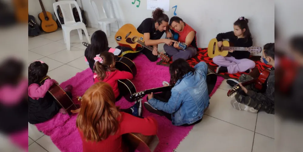 Projeto social oferece aulas de música para crianças