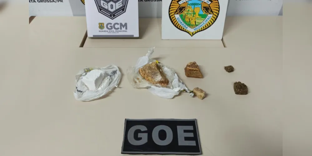 GM prende homem que tentou dispensar sacola com drogas