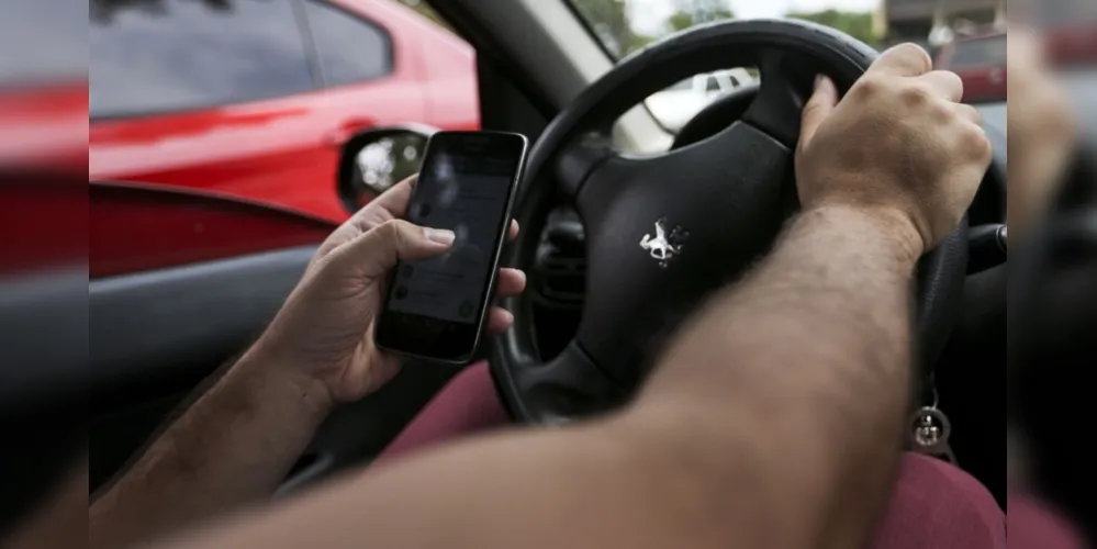 Maio Amarelo: alerta de risco de uso do celular ao volante