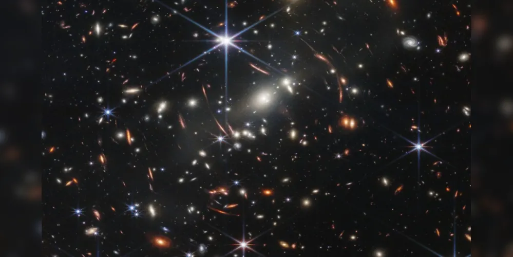 Primeira imagem do aglomerado de galáxias conhecido como SMACS 0723 foi divulgada em evento na Casa Branca