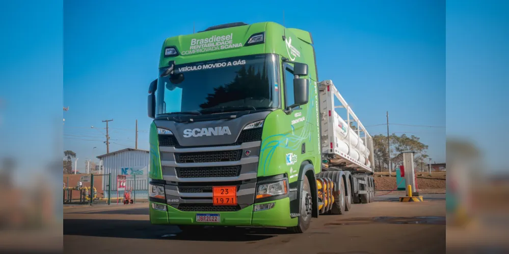 Um caminhão da Scania, movido a GNV e transportando GNV - o primeiro do Sul do país - começou a rodar nesta semana no trecho entre Ponta Grossa e Arapoti. A iniciativa abre novos caminhos para o gás natural do Paraná, ao passo que o transporte pode ser feito via terrestre.