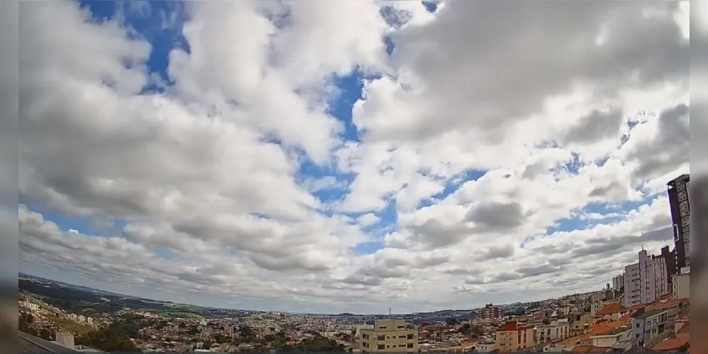 Câmera registra as condições do tempo ao vivo em Ponta Grossa.