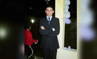 Trata-se de André Antunes Batista, de 29 anos. Segundo informações da Polícia Militar, o jovem tinha 5 mandados de prisão em aberto contra ele.