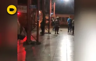 Imagens mostram dois homens trocando socos no Terminal de Oficinas. Caso ocorreu no início da noite desta sexta-feira (24)