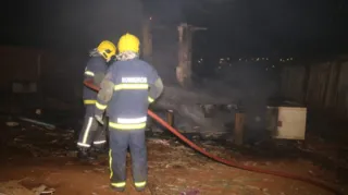 Incêndio foi registrado na noite desta terça-feira (24) na vila Neri.