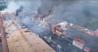 Densa fumaça sobe de uma região portuária atingida pelo incêndio