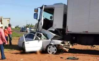 Acidente foi na manhã deste domingo (03), na PR-323; um caminhão bateu de frente com o veículo da família