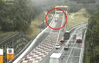 Câmeras de monitoramento da rodovia registraram o momento em que o caminhão desgovernado erra a entrada