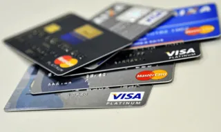 As dívidas no cartão de crédito representam a maior fatia do endividamento, com 86,6% do total de famílias relatando este tipo de dívida.