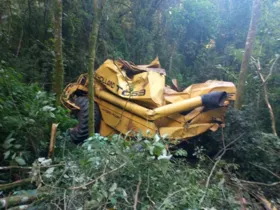 Máquina ficou destruída ao atingir várias árvores