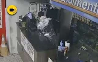 Com ajuda de dois comparsas, homem com traje de alumínio arrombou quatro cofres de supermercado em BH. Polícia procura pelos criminosos